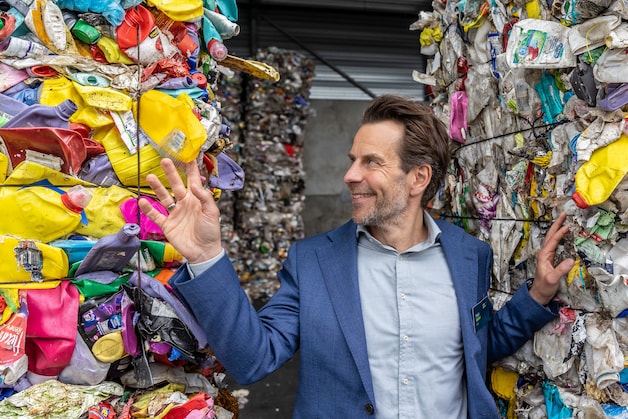 Plastic uit wijde regio wordt in deze gloednieuwe fabriek gesorteerd ...