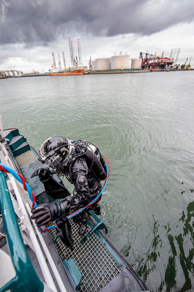 Ook ónder water woedt de drugsoorlog in de haven: duikers spelen kat ...