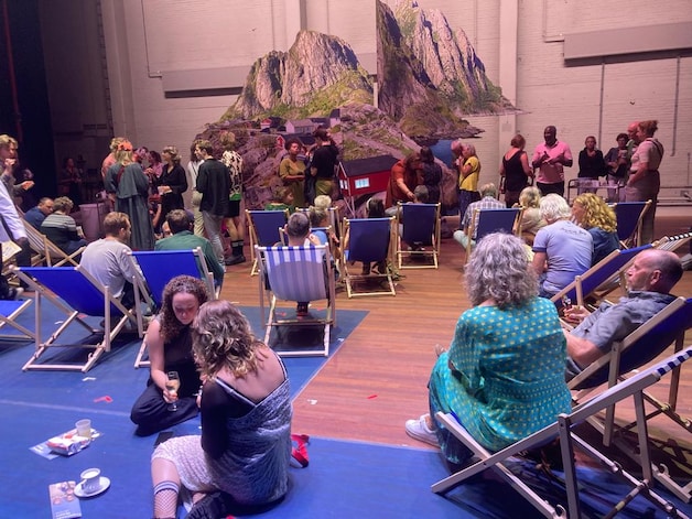 Crashtest Ibsen: briljant ‘bingetheater’ met chips en chocola op ...