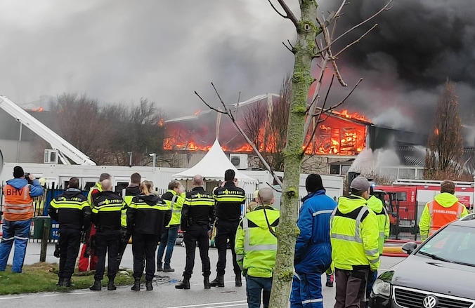 1 brand, 100 voertuigen, 300 brandweerlieden, 35 uur blussen: ‘Het was ...