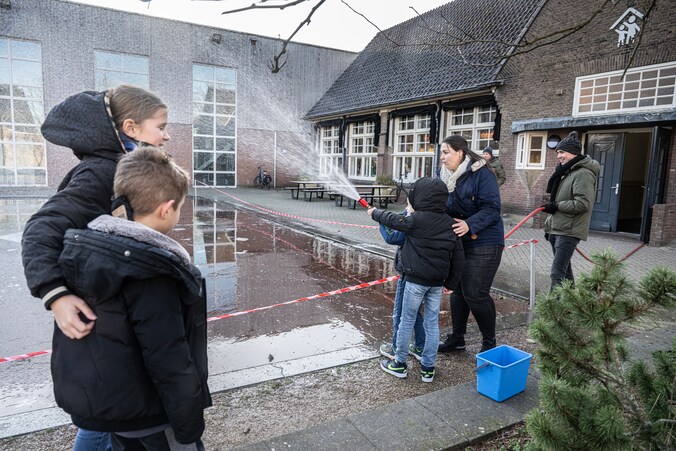 Land van Maas en Waal: vijf graden vorst, met hier en daar een ijsbaan ...
