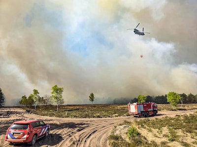 Grote brand ‘t Harde onder controle, buitenlandse brandweerlieden vertrekken uit Nederland