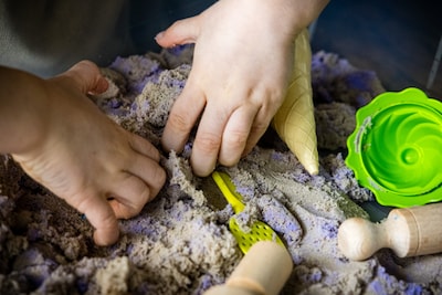 NVWA: Maatregelen nodig tegen speelgoed met hoge concentratie asbest, controleer alles waar zand in zit