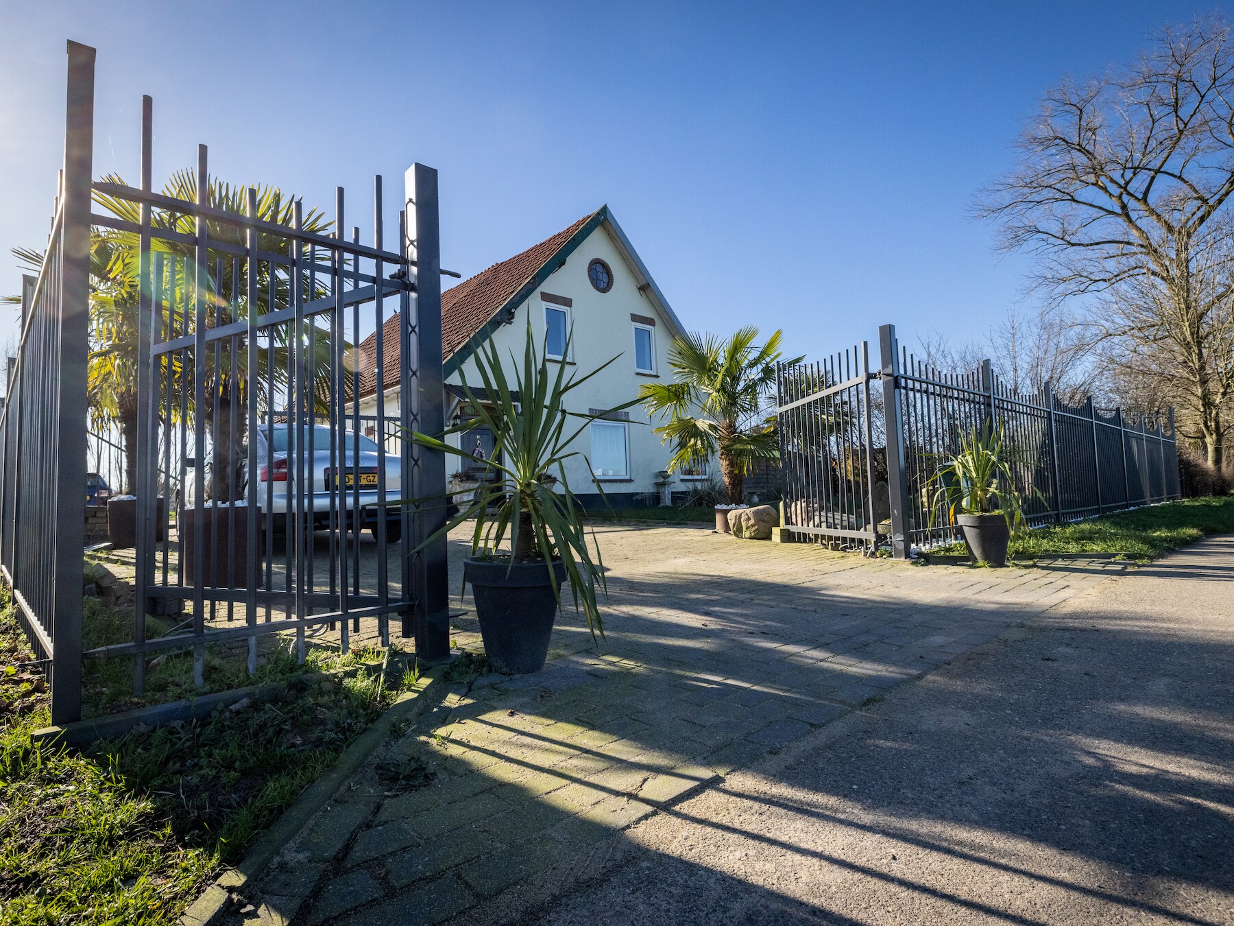 Het pand aan de Broeksestraat in het buitengebied van Gendt dat volgens de gemeente Lingewaard illegaal wordt bewoond.