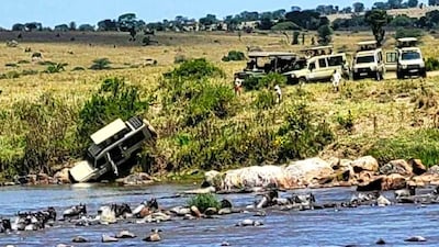 Safari gaat mis in Tanzania: jeep met toeristen crasht bij rivier vol krokodillen