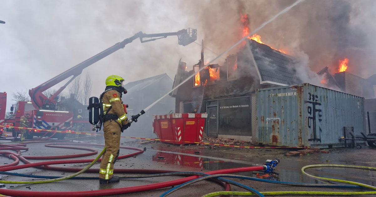 Vlammen slaan uit dak van woning bij uitslaande brand: ook basisschool ontruimd