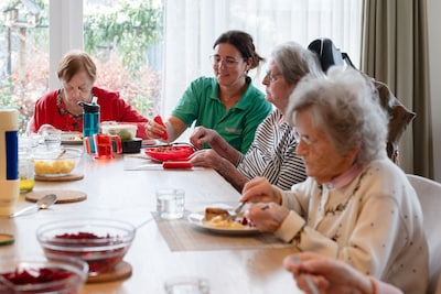 Veel kritiek op kille verpleeghuizen, maar hier zijn bewoners dolblij: ‘Wijntje? Natuurlijk mag dat’