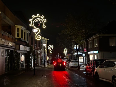 De feestverlichting in Aalten kan toch eerder aan: ‘een ambtenaar is er nu voor getraind’