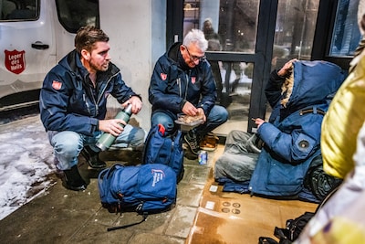 Veldwerkers van Leger des Heils zoeken daklozen in vrieskou: ‘Winteropvang is niks voor mij, ik maak geen vrienden’