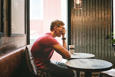 Baas is dronken man zat en stuurt hem weg, maar dan blijkt dat ontslag helemaal niet mag