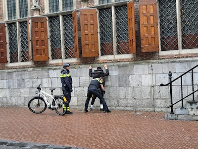 Dronken duo steelt parfum uit winkel: vluchtende dief gaat onderuit op trap bij stadhuis