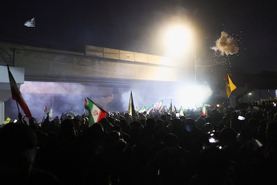 Rellen bij Amerikaanse ambassade in Bagdad, betogers met traangas uiteen gedreven