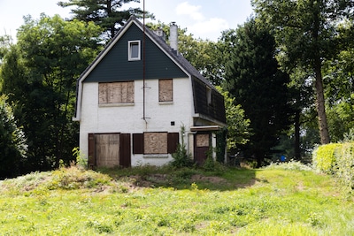Deze dichtgetimmerde villa langs drukke weg is een buitenkansje voor 28-jarige Emre