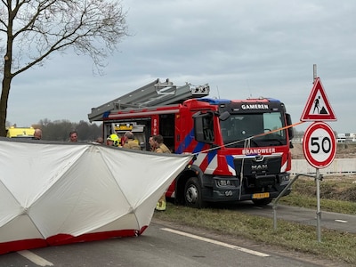 Twee zwaargewonden bij ernstig ongeval tussen vrachtwagen en graafmachine