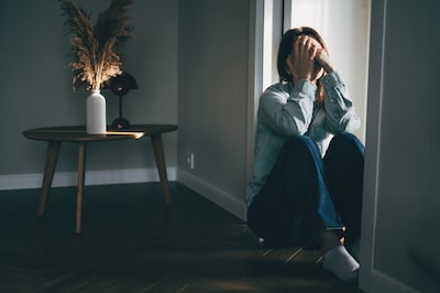 Moeder ziet dat partner aan de borsten van zijn stiefdochter zit, daarna gaat een ‘beerput’ open