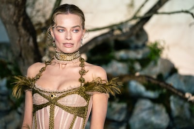 Margot Robbie pakt groots uit op perstour: van bloedrode jurk tot armband gemaakt van mensenhaar