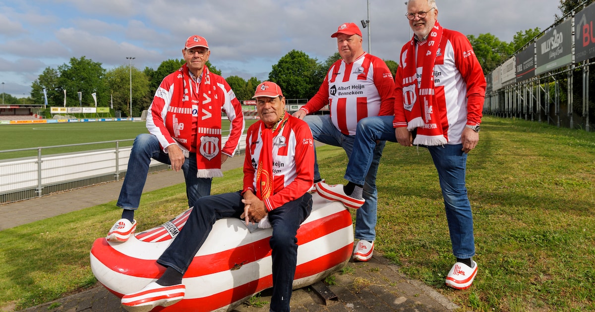 Deze supporters gaan al jaren op klompen met de spelersbus mee, nu ...