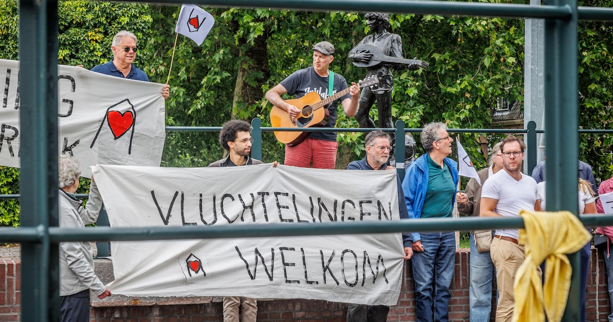 Voorstanders van opvang tonen zich nu ook in IJsselstein: kleine 30 mensen zingen en zwaaien met spa