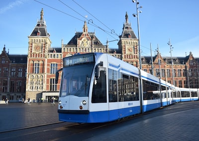 Vrouw (82) ernstig mishandeld in tram nadat zij man aanspreekt op gedrag, dader gevlucht