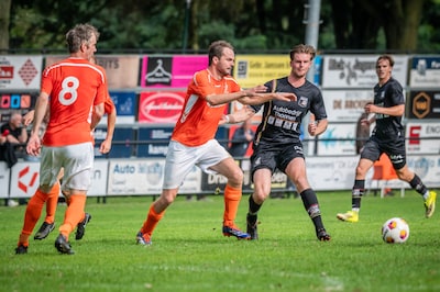 Achter de derby tegen de grote broer schuilt een groter verhaal: dorpsclub wil zelfstandig blijven