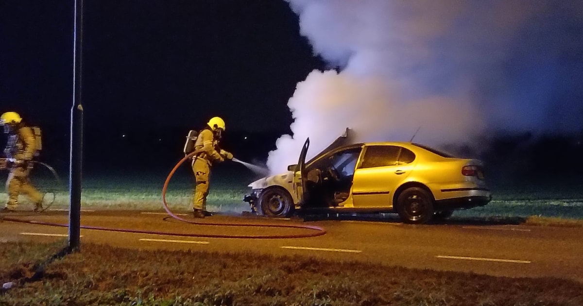Voorkant van auto uitgebrand op de Laatweg in Roermond