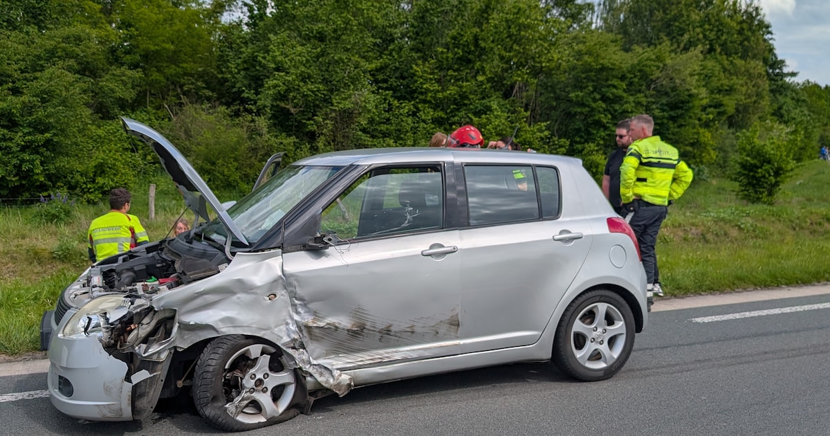 Twee auto’s botsen frontaal op Rondweg bij Zelhem