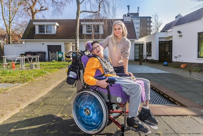 Max (15) kan niet praten, lopen of slikken – toch dreigt hij zijn zorgplek te verliezen