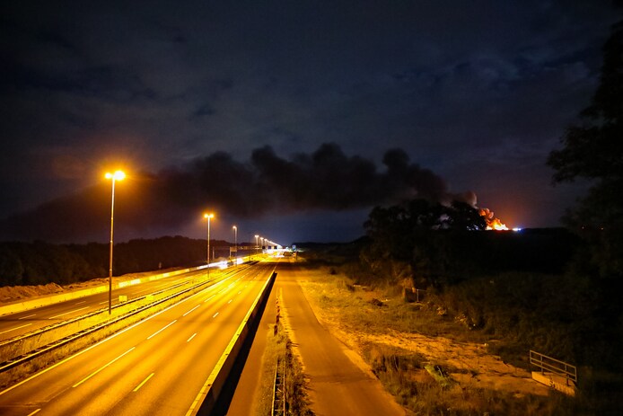 Dikke rookwolken boven A1 na brand bij afvalbedrijf in Wilp-Achterhoek ...