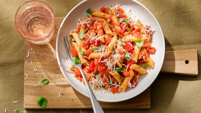 Wat Eten We Vandaag: Penne met tomaten-basilicumsaus en kipgehakt