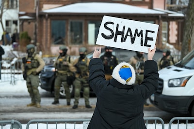 ICE-agent die vrouw doodschoot raakte vorig jaar gewond bij arrestatie: ‘100 meter meegesleurd’