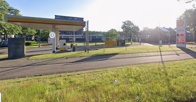 Juf en kinderen uit het niets geduwd door onbekende man op straat