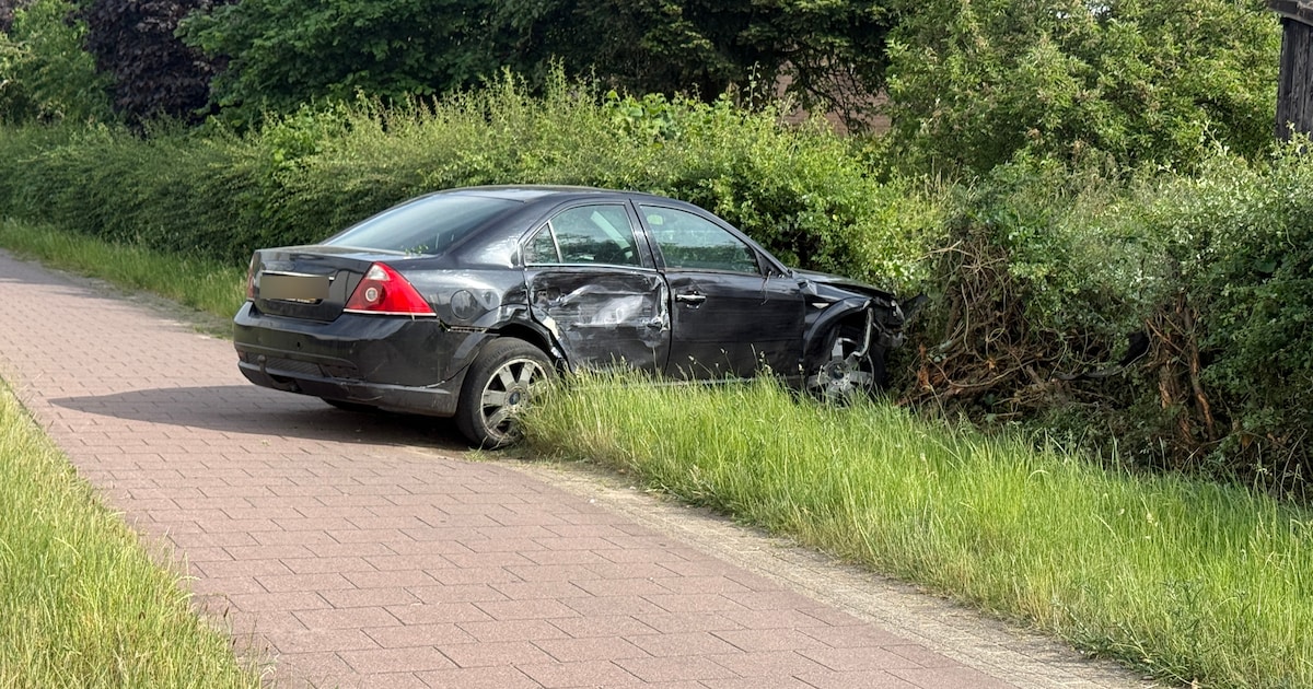 Auto belandt in bosjes na aanrijding met stadsbus op N721 in Molenhoek
