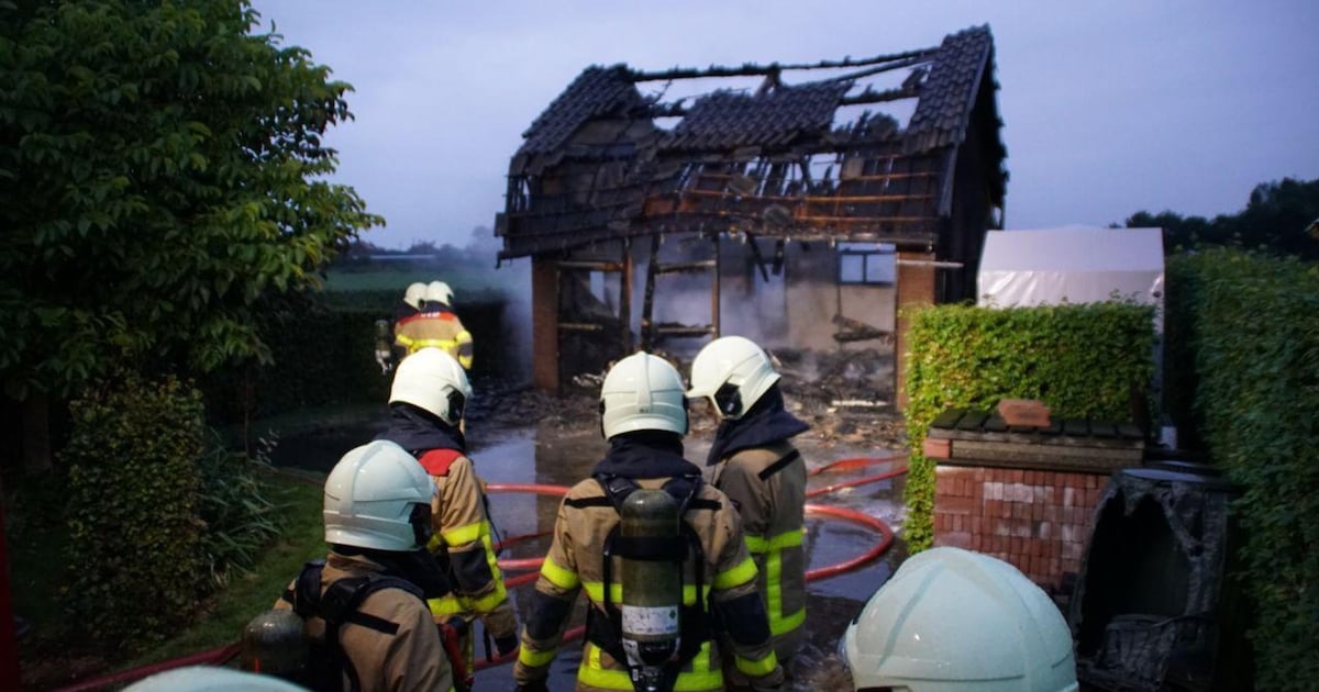 Brand verwoest schuur en caravans in Keijenborg