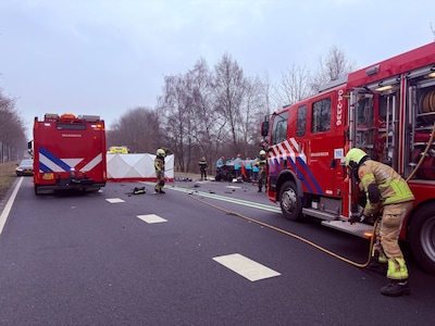 Dode en zwaargewonde bij ernstig ongeluk: auto’s botsen frontaal op elkaar