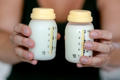 PFAS in moedermelk: zo zit het met de risicogrens en wat dat betekent voor je baby