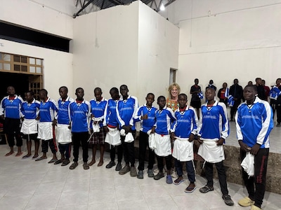 Oude sportshirts van basisschool in Rietmolen krijgen tweede leven in Kenia: ‘Die kinderen waren zó 