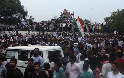 Duizenden ‘kakkerlakken’ protesteren in New Delhi tegen minister van Onderwijs