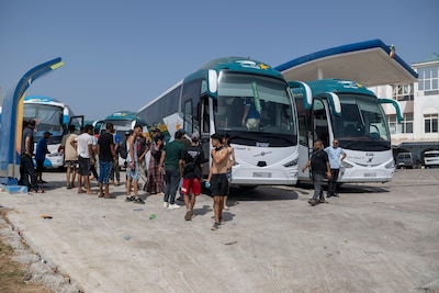 LIVE Ceuta | Italië controleert reizigers uit Spanje op reisdocumenten, bussen brengen migranten terug naar Marokko