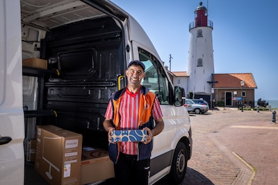 Op Urk kunnen ze pakketbezorger Rachid voor geen goud missen: ‘Wees sociaal, wees eerlijk’