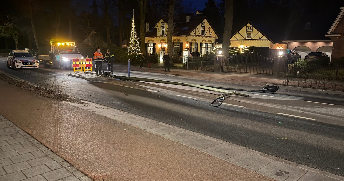 Lantaarnpaal uit de grond gereden, weg in Putten afgesloten