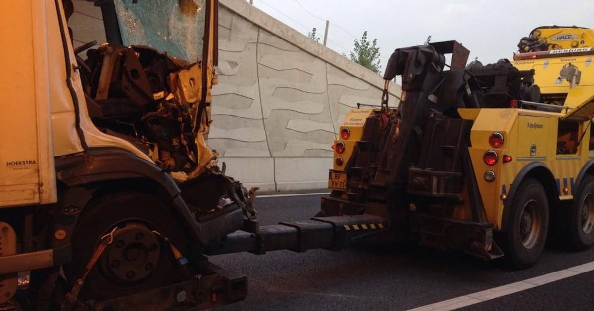 Zwaar ongeval met 2 vrachtwagens op A2 bij Deil