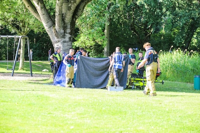 Drama in zwemplas: jongen (18) na duik onder vlot gevonden en later overleden
