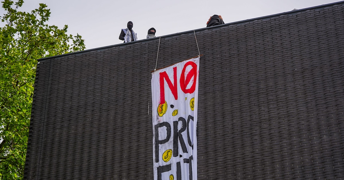 Pro-Palestijnse actievoerders klimmen op het dak van laboratorium TU Eindhoven, universiteit vreest 