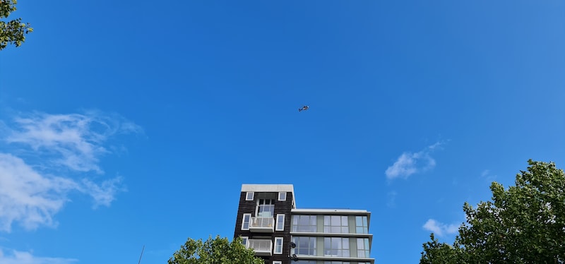 De politieheli cirkelt boven de binnenstad van Nijmegen na het vermeende steekincident.