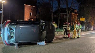 Auto met meerdere inzittenden op zijn kant in Halle