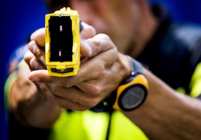Amokmaker bedreigt agenten met ton, die vellen hem met een taser