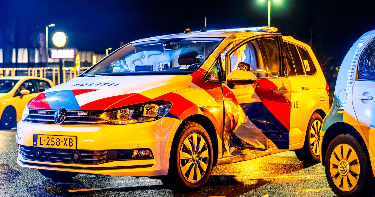 Politieauto aangereden op Nijmeegs verkeersplein.
