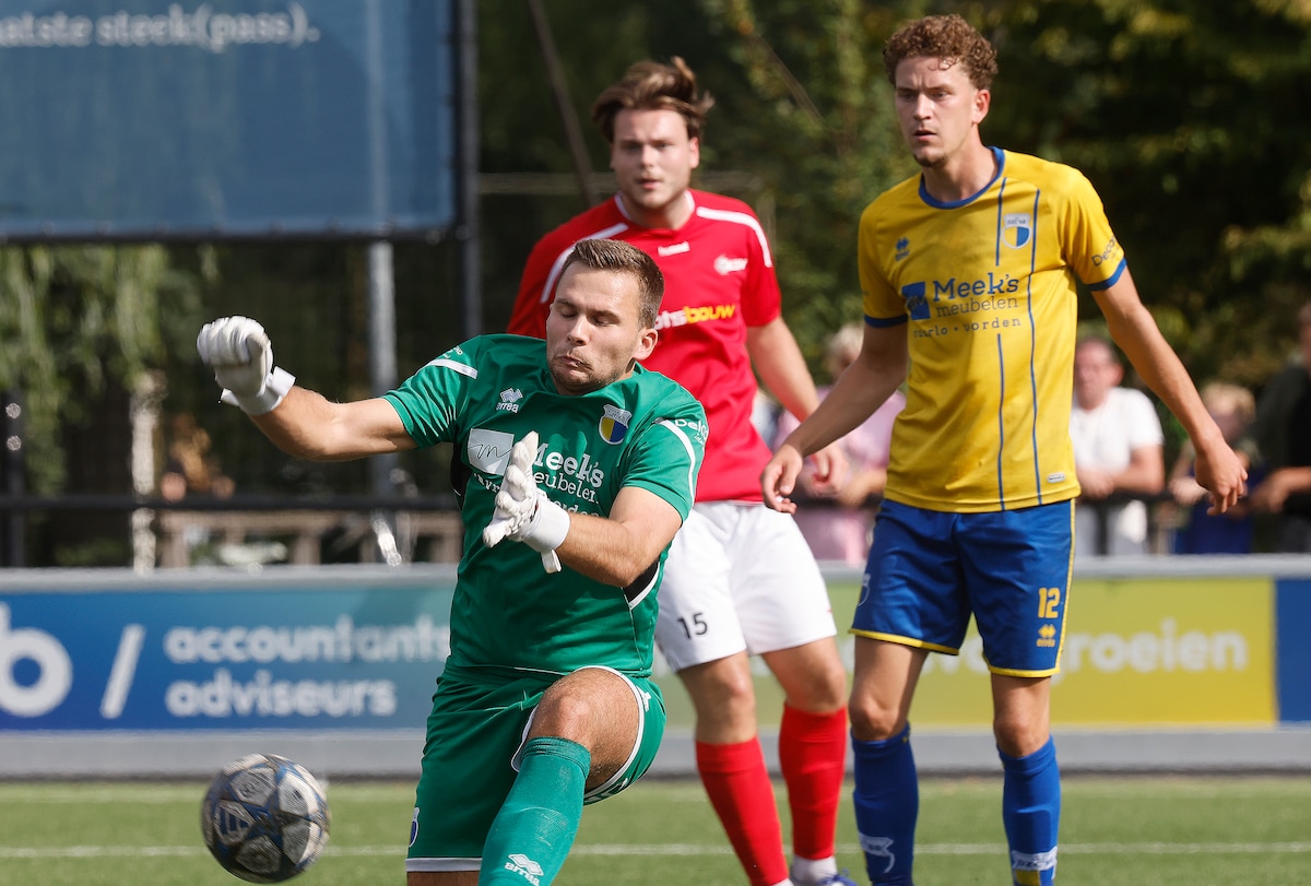 De nieuwe DZC’68-keeper Lars Molenaar moest bij zijn eerste optreden voor eigen publiek liefst zes keer de trieste gang naar het net maken. 