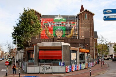 Midden in de stad hangt ineens een groot spandoek als eerbetoon aan 125 jaar NEC: ‘Wat is het mooi!’