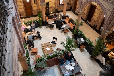 Royale borrelplank van 19 euro is aanrader bij horecazaak in imposant gebouw, maar knus huiskamergev